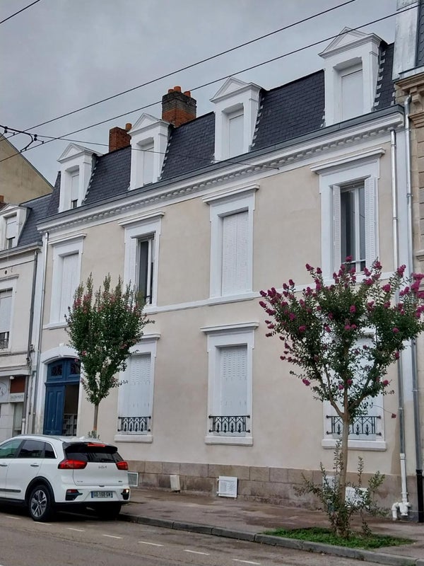 Photo 1: Façade
