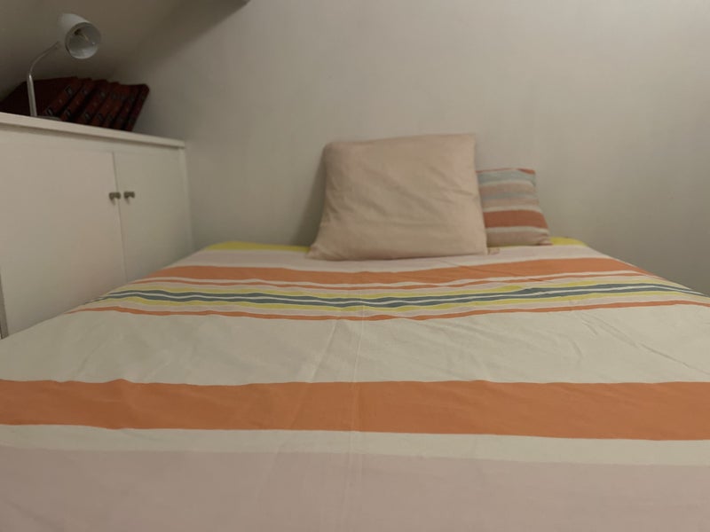 Photo 1: lit confortable la fenêtre est sur la droite