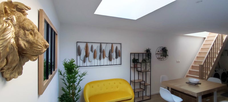 Photo 1: Salon