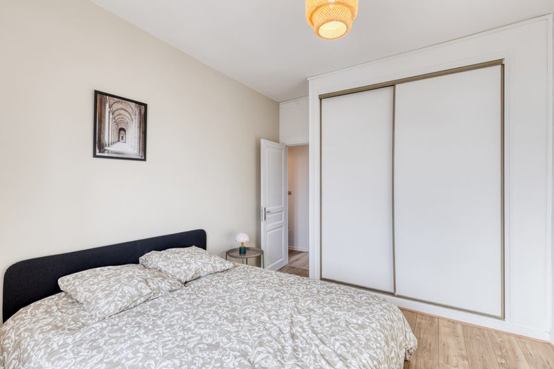 Photo 1: La première chambre spacieuse