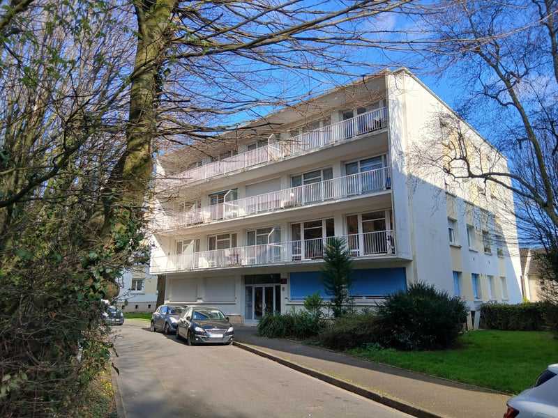 Photo 1: Résidence le Val de l'0rne