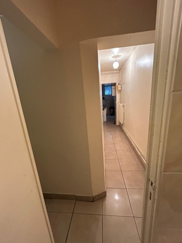 Photo 1: de la SDB vers la cuisine, chambre disponible à gauche avant la cuisine