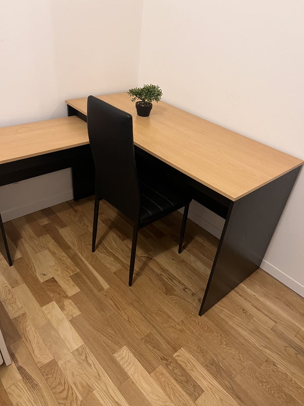 Photo 1: bureau