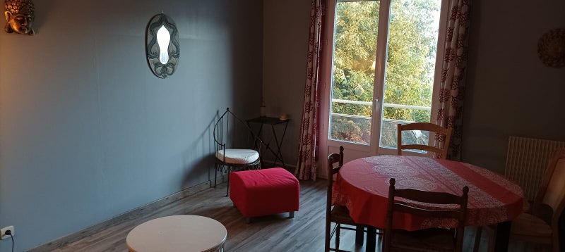 Photo 1: Salon