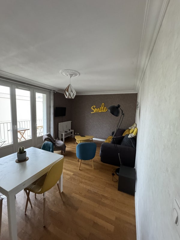 Photo 1: Salon salle à manger sur balcon