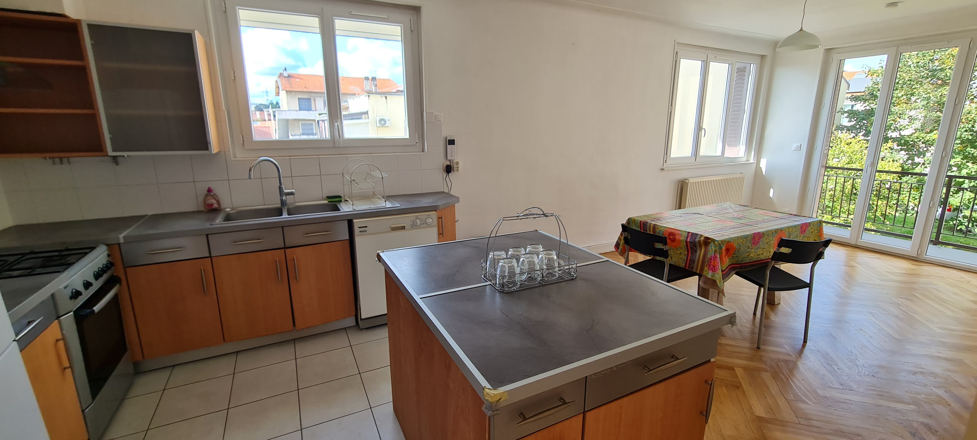 Chambres pour étudiantes en colocation meublée  Photo principale