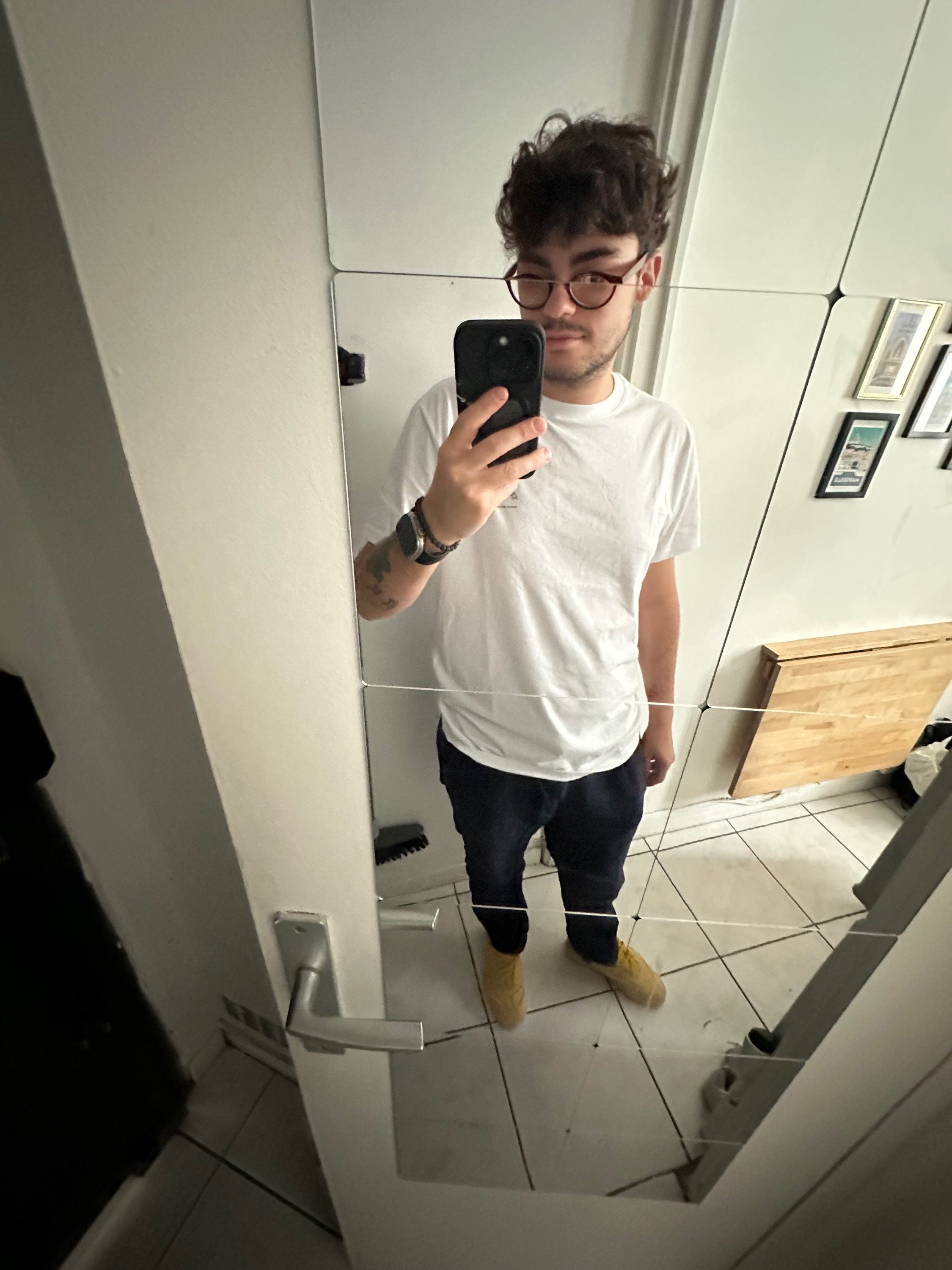 Je suis un homme agé de 25. Je suis à la re... Photo principale
